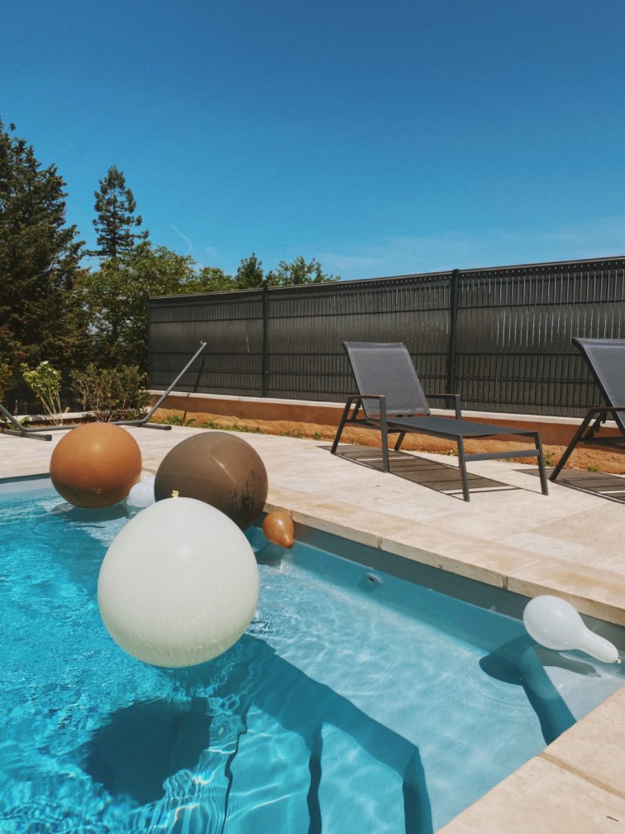 Des ballons dans la piscine Des ballons dans la piscine